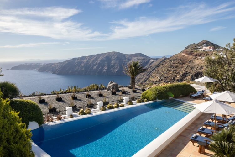luxury private villa with infinity pool for Saudi travelers arranged by luxury travel agency Saudi Arabia